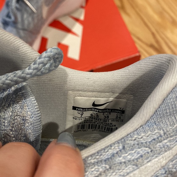 Nike Women’s Roshe One Flyknit - Picture 7 of 7